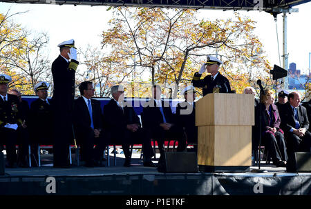 Comandante della USS Detroit (LCS 7), la Cmdr. Michael Desmond relazioni al comandante U.S. Le forze della flotta comando, ADM. Philip Davidson che la nave è presidiata e pronto al momento della messa in funzione cerimonia tenutasi il 22 ottobre 2016. Detroit è la sesta nave a portare il nome della città e la quarta libertà-class Littoral Combat Ship ad essere commissionati. Littoral Combat Ships dare la U.S. Marina una veloce e agile, mission-piattaforma dedicata progettato per funzionare in prossimità della costa gli ambienti, sebbene sia in grado di aprire oceano-tasking. Essi sono estremamente manovrabile e progettato per vincere contro il XXI secolo minacce costiere come Foto Stock