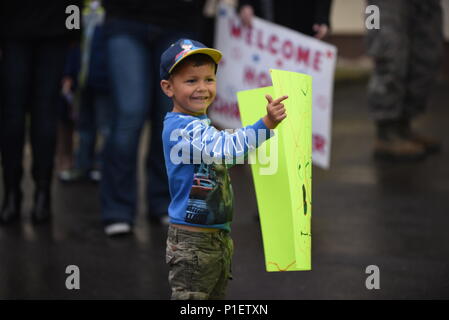 Un ragazzo giovane attende per suo padre per tornare da un sei mesi a rotazione la distribuzione in Asia sud-ovest, per Spangdahlem Air Base, Germania, 20 ott. 2016. Quasi 200 aviatori assegnati alla 606th Air Control Squadron restituito dopo che fornisce il supporto per il 727th Expeditionary Air Control Squadron, noto anche come il perno del fuso a snodo che è composto da Stati Uniti e i partner della coalizione che sorveglia le attività nello spazio aereo che circonda il loro settore di responsabilità. (U.S. Air Force foto di Senior Airman Joshua R. M. Dewberry) Foto Stock