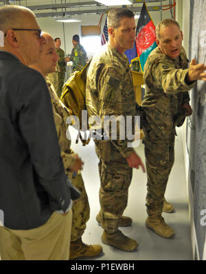 Lt. Col. Mike Liesman mutandine Il Mag. Gen. Robert Walters e Ambasciatore canadese Ken Neufeld sulla situazione della sicurezza in Afghanistan meridionale. Abdullah Habibi, l'Aghanistan Ministro della Difesa, Mohammed Masoom Stanekzai, direttore della direzione nazionale della sicurezza e la NATO sostegno deciso Comandante della Missione, John Nicholson ha viaggiato in provincia di Kandahar, con l'ambasciatore canadese in Afghanistan, Ken Neufeld, per discutere la situazione della sicurezza in Afghanistan meridionale e identificare quale supporto nazionale e internazionale sarà in grado di soddisfare al meglio i bisogni della gente. Foto Stock