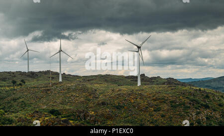 Una turbina eolica fabbrica sulla cima di una collina nel nordest del Portogallo, delle fonti di energia rinnovabili concetto Foto Stock