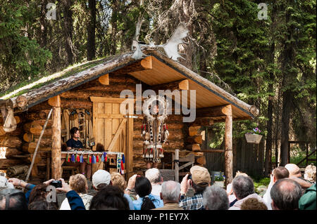 L' atabasco Alaskan nativa indiana di modellazione di guida una pelliccia al di fuori di una cabina a Cheena Village, Fairbanks, Alaska, STATI UNITI D'AMERICA Foto Stock