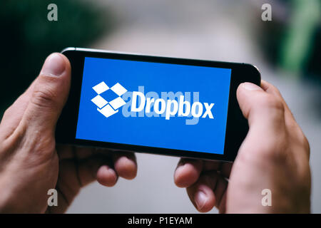 Primo piano dello schermo di iPhone con DROPBOX LOGO APP e l'icona Foto Stock