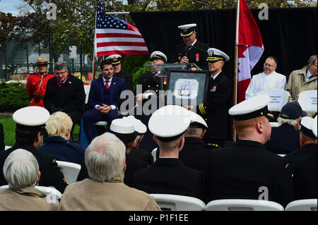 161024-N-VP310-402 Windsor, Ontario (ott. 24, 2016) della Cmdr. Michael Desmond, comandante della Littoral Combat Ship USS Detroit (LCS 7), accetta una storicamente accurato disegno del primo USS Detroit (1813), il primo U.S. Nave da Guerra a portare il nome della città nel corso di una cerimonia di benvenuto in Windsor, Ontario. Windsor e Detroit la prima visita di porta e questo segna la prima volta che una nave da guerra degli Stati Uniti ha compiuto una visita inaugurale di un canadese porta. Detroit è stato commissionato il 22 ottobre 2016. (U.S. Navy foto di Sottufficiali di prima classe Richard Hoffner/rilasciato) Foto Stock