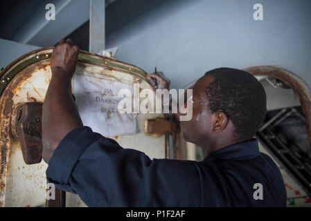 161025-N-WC455-001 GOLFO ARABICO (ott. 25, 2016) Petty Officer di terza classe sbarco Coly, da Louisville, KY., sostituisce la canalina della porta a porta barca gru della portaerei USS Dwight D. Eisenhower CVN (69) (IKE). Ike e la sua portante Strike gruppo vengono distribuiti a supporto di funzionamento inerenti risolvere, le operazioni di sicurezza marittima e di teatro la cooperazione in materia di sicurezza gli sforzi negli Stati Uniti Quinta Flotta area di operazioni. (U.S. Foto di Marina con marinaio Joshua Murray) Foto Stock