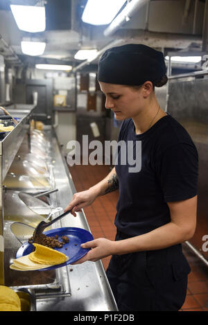 161025-N-IE397-095 GOLFO ARABICO (ott. 25, 2016) marinaio Meggan Van Harn serve tacos in cucina in avanti mess ponti della portaerei USS Dwight D. Eisenhower CVN (69) (IKE). Ike e la sua portante Strike gruppo vengono distribuiti a supporto di funzionamento inerenti risolvere, le operazioni di sicurezza marittima e di teatro la cooperazione in materia di sicurezza gli sforzi negli Stati Uniti Quinta Flotta area di operazioni. (U.S. Foto di Marina con marinaio Christopher A. Michaels) Foto Stock