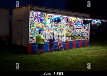 Wyndmoor, PA, Stati Uniti d'America - 8 Giugno 2018: un giovane si è discusso prendendo una chance a un gioco di Midway stand Wyndmoor annuale di carnevale in Wyndmoor, PA. Foto Stock