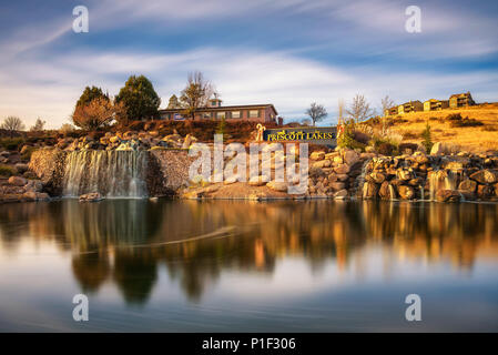 Prescott laghi segno con una cascata artificiale in Arizona Foto Stock