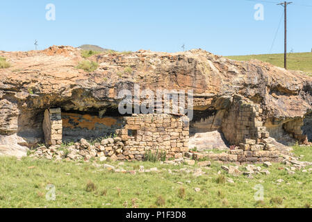 Il rudere di un rifugio, costruita al di sotto di una sporgenza di roccia, tra Elliot e Barkly East nella provincia del Capo orientale Foto Stock