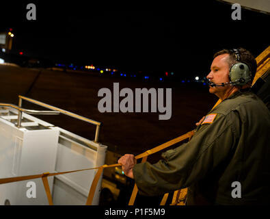 Stati Uniti Air Force Tech. Sgt. John Massey, 153th Air Refuelling Squadron boom operatore, controlla la linea di volo prima di chiudere il portello dell'aeromobile in preparazione per un rifornimento di aria lo scenario di addestramento a Gulfport Combat Readiness Training Center, Miss., durante lo sciopero del Sud 17, 26 ottobre, 2016. Sciopero meridionale 17 è una forza totale, multi-service training esercizio ospitato dal Mississippi Air National Guard la Combat Readiness Training Center di Gulfport, Miss., da ott. 24 attraverso nov. 4, 2016. L'esercizio enfatizza la aria-aria, aria-terra e forze per le operazioni speciali opportunità di formazione. Foto Stock