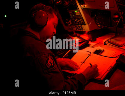 Stati Uniti Air Force Tech. Sgt. John Mossey, 153Air Refuelling Squadron boom operatore, documenti operazioni di volo durante una fornitura in volo lo scenario di addestramento a Gulfport Combat Readiness Training Center, Miss., durante lo sciopero del Sud 17, 26 ottobre, 2016. Sciopero meridionale 17 è una forza totale, multi-service training esercizio ospitato dal Mississippi Air National Guard la Combat Readiness Training Center di Gulfport, Miss., da ott. 24 attraverso nov. 4, 2016. L'esercizio enfatizza la aria-aria, aria-terra e forze per le operazioni speciali opportunità di formazione. Questi eventi sono integrati in d Foto Stock