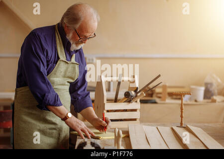 Primo piano vista laterale colpo di vecchio maestro in riempimento ufficiale Foto Stock