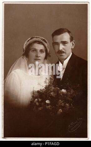 LIBEREC (REICHENBERG), LA REPUBBLICA CECOSLOVACCA - CIRCA 1930s: Foto d'epoca degli sposi novelli. La sposa indossa un velo. Vecchia foto in bianco e nero. Antico ritratto studio. 1930s Foto Stock