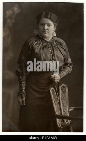 AUSTRIA-UNGHERIA - CIRCA 1910s: Foto d'epoca mostra le pose della donna matura in uno studio fotografico. Foto OKD in bianco e nero. Antico ritratto studio. 1910s. Foto Stock