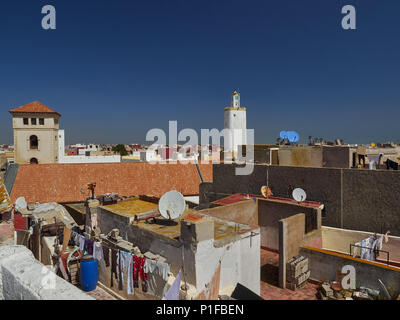 Tetti della vecchia medina di edifici di El Jadida città con elementi di architettura Portoghese sotto il cielo blu, il Marocco. Foto Stock
