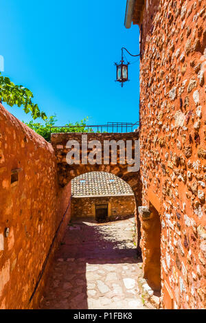 Ocra rossa misterioso street in Roussillon Villaggio in Provenza, Francia Foto Stock