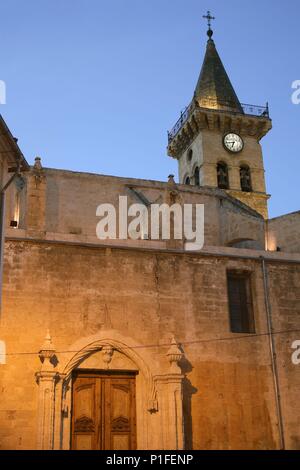 Spagna - Valencia regione autonoma - Alt Vinalopó (distretto) - Alicante. Villena; Iglesia de Santiago con portada y campanario. Foto Stock