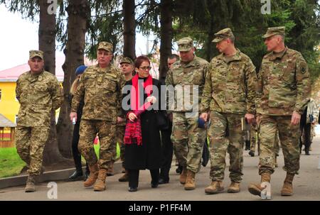 YAVORIV, Ucraina- Il nuovo U.S. Ambasciatore di Ucraina, Marie L. Yovanovitch parla con Col. Nick Ducich, comandante del comune di formazione multinazionale Group-Ukraine, e il tenente Gen. Pavlo Tkachuk, comandante dell'Ucraina le Forze terrestri Academy ott. 27 durante un tour di internazionale per il mantenimento della pace e il Centro di sicurezza. "Questa è una grande parte della nostra relazione e che è importante. Ho sentito parlare tanto e che mi parla così tanto, tanto che è stato importante per me venire qui e vedere per me stessa", ha detto. JMTG-U obiettivo primario è direttamente al treno di soldati ucraini a breve termine mentre aiuta U Foto Stock