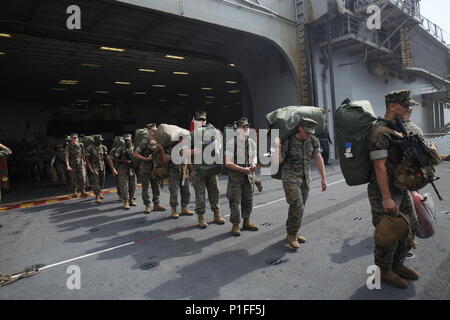 Stati Uniti Marines attendere a bordo della USS Bonhomme Richard (LHD 6) prima di andare a terra dopo il ritorno dalla loro caduta la pattuglia della regione Asia-Pacifico, 28 ottobre 2016. Come il Marine Corps' solo in continuo in avanti dispiegato unità, 31 Marine Expeditionary Unit è preparato a rispondere a una vasta gamma di operazioni militari, dall'assistenza umanitaria missioni ad un numero limitato di operazioni di combattimento, con un preavviso di pochi istanti. Come un equilibrato aria-terra-team della logistica, il trentunesimo MEU è pronto a rispondere in tutta la regione Asia Pacifico. (U.S. Marine Corps photo by Lance Cpl. Amy Phan) Foto Stock