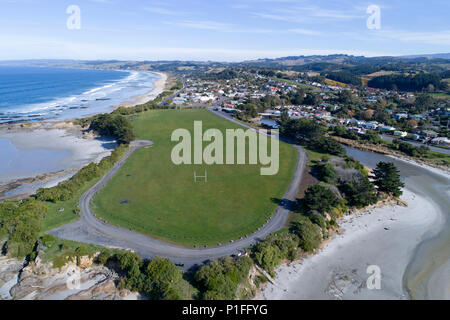 La spiaggia di Brighton e il dominio Dunedin, South Island, in Nuova Zelanda - antenna fuco Foto Stock