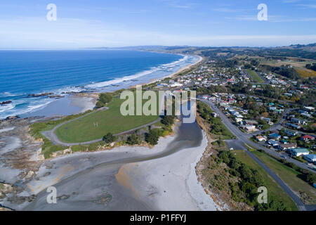 La spiaggia di Brighton e il dominio Dunedin, South Island, in Nuova Zelanda - antenna fuco Foto Stock