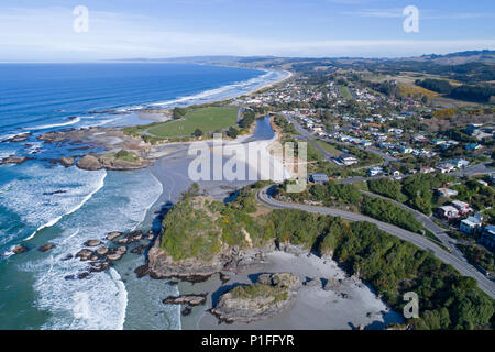 La spiaggia di Brighton e grande angolo di roccia, Brighton, Dunedin, South Island, in Nuova Zelanda - antenna fuco Foto Stock