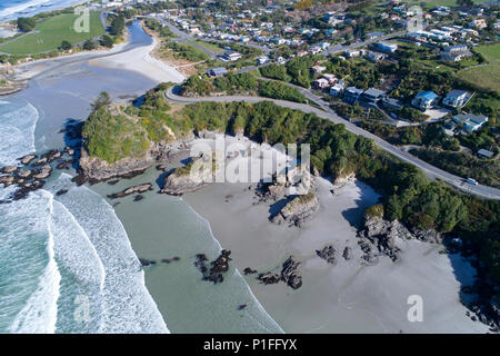 La spiaggia di Brighton e grande angolo di roccia, Brighton, Dunedin, South Island, in Nuova Zelanda - antenna fuco Foto Stock