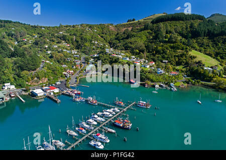 Barche da pesca a Carey's Bay Wharf e Otago Harbour, Port Chalmers, Dunedin, Otago, South Island, in Nuova Zelanda - antenna fuco Foto Stock