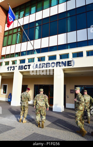 Il generale Mark A. Milley, 39° Capo di Stato maggiore dell'Esercito degli Stati Uniti, visita la sede della 173a Brigata aviotrasportata a Caserma del DIN a Vicenza, in Italia, accompagnato dal comandante della brigata. La 173rd Airborne Brigade serve come forza di risposta alle emergenze dell'esercito americano in Europa, in grado di dispiegamento rapido nelle aree del comando europeo degli Stati Uniti, del comando dell'Africa e del comando centrale entro 18 ore. La visita evidenzia la prontezza operativa e la supervisione del comando delle forze statunitensi di stanza in Europa. Foto Stock