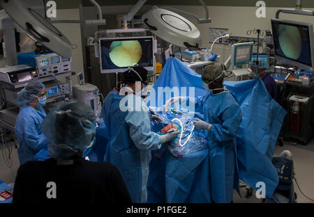 Avieri dal 99th operazioni chirurgiche Squadron eseguire chirurgia per riparare un aviatore ACL dell a Mike O'Callaghan Federal Medical Center su alla Nellis Air Force Base, Nev., Ottobre 17, 2016. L'unità ortopedica esegue un certo numero di interventi compresi gli sport di tipo artroscopia e trattamento della cuffia dei rotatori disturbi, instabilità della spalla le procedure, legamento, ambulatori meniscale e totale arthroplasties congiunta per le ginocchia e fianchi. (U.S. Air Force foto di Airman 1. Classe Kevin Tanenbaum/rilasciato) Foto Stock