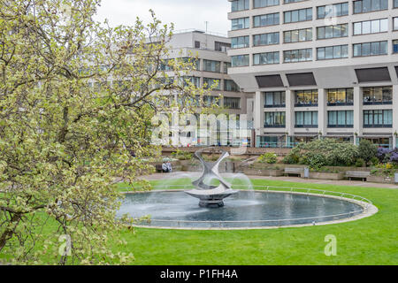 Torsione rotante è una scultura cinetica e fontana per artista Naum Gabo ed è situato sui terreni di San Thomas Hospital di Londra. Foto Stock