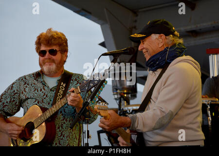 161030-N-XN177-063 Yokosuka, Giappone (30 ottobre 2016) - Registrazione artista Jimmy Buffett e il Coral Reefer Band eseguire per i marinai e i familiari con le attività della flotta (FLEACT) Yokosuka, Giappone durante una Marina Divertimento concerto sponsorizzato. FLEACT Yokosuka fornisce, mantiene e gestisce servizi di base e servizi a sostegno del settimo della flotta di inoltro distribuito le forze navali, 83 comandi tenant e 24.000 militari e civili. (U.S. Navy foto di Sottufficiali di prima classe Pietro Burghart/rilasciato) Foto Stock