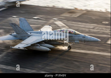 161031-N-WS581-146 GOLFO ARABICO (ott. 30, 2016) Un F/A-18F Super Hornet assegnati ai combattimenti spadaccini di Strike Fighter Squadron (VFA) 32 rende un arrestato atterraggio sul ponte di volo della portaerei USS Dwight D. Eisenhower CVN (69) (IKE). Ike e la sua portante Strike gruppo vengono distribuiti a supporto di funzionamento inerenti risolvere, le operazioni di sicurezza marittima e di teatro la cooperazione in materia di sicurezza gli sforzi negli Stati Uniti Quinta Flotta area di operazioni. (U.S. Navy foto di Sottufficiali di terza classe Andrew J. Sneeringer) Foto Stock