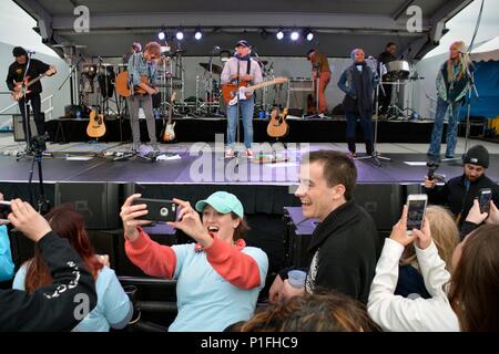 161030-N-XN177-044 Yokosuka, Giappone (30 ottobre 2016) ventole prendere selfies come Jimmy Buffett e il Coral Reefer Band prendere la fase durante una Marina Divertimento concerto sponsorizzato per i marinai e i familiari con le attività della flotta (FLEACT) Yokosuka. FLEACT Yokosuka fornisce, mantiene e gestisce servizi di base e servizi a sostegno del settimo della flotta di inoltro distribuito le forze navali, 83 comandi tenant e 24.000 militari e civili. (U.S. Navy foto di Sottufficiali di prima classe Pietro Burghart/rilasciato) Foto Stock