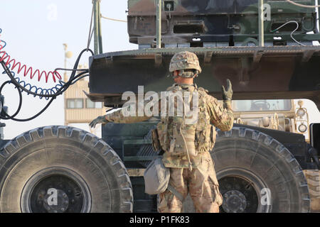 Spc. Jordan Thomas, Louisville, Kentucky nativo e patriota stazione di lancio enhanced operator e il manutentore con la batteria B, 1° Battaglione, xliii la difesa aerea reggimento di artiglieria, sessantanovesima Air Defense Artillery "Top Notch" Brigata, guide di massa di un veicolo per staccarlo dal MIM-104 Patriot stazione di lancio dopo un ordine di marzo e emplacement trapano, il 14 ottobre NEGLI STATI UNITI Esercito della centrale area di responsabilità. Foto Stock