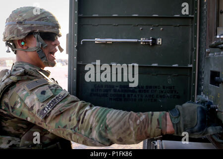 Spc. Jordan Thomas, Louisville, Kentucky nativo e patriota stazione di lancio enhanced operator e il manutentore con la batteria B, 1° Battaglione, xliii la difesa aerea reggimento di artiglieria, sessantanovesima Air Defense Artillery "Top Notch" Brigata, prepara il MIM-104 Patriot stazione di lancio per il movimento durante un ordine di marzo e emplacement trapano, il 14 ottobre NEGLI STATI UNITI Esercito della centrale area di responsabilità. Foto Stock