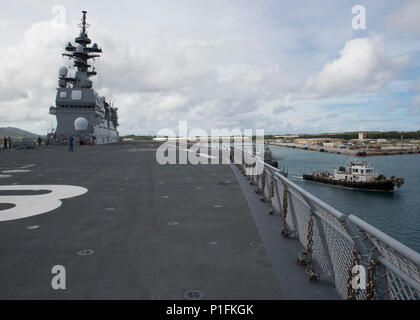 161101-N-ZK021-251 - Guam (nov. 1, 2016) La nave giapponese (JS) Hyuga (DDH 181) si diparte Apra Harbor di partecipare in vivo spada 2017. Appassionato di spada 17 è un giunto e bilaterali di formazione sul campo di allenamento (FTX) tra gli Stati Uniti e le forze giapponesi intende aumentare la prontezza e l'interoperabilità nel quadro dell'U.S. - Giappone alliance. (U.S. Navy foto di Sottufficiali di prima classe Gervacio Nardel/rilasciato) Foto Stock