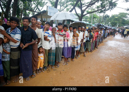 I rifugiati Rohingya attendere per la registrazione di dati biometrici a Kutupalong Refugee Camp a Ukhia In Cox bazar, Bangladesh Foto Stock