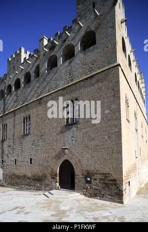 Spagna - Aragona - Matarraña (distretto) - TERUEL. Valderrobres; Castillo de Heredia (medievale) en lo alto del pueblo. Foto Stock