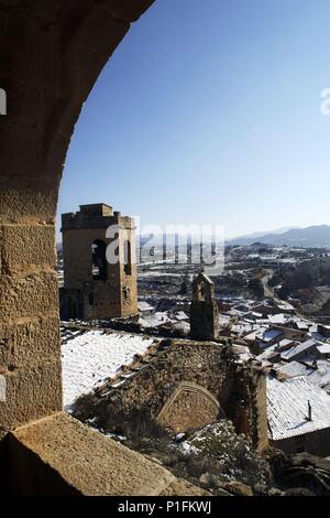 Spagna - Aragona - Matarraña (distretto) - TERUEL. Valderrobres; Iglesia y pueblo nevado visto desde el Castillo de Heredia en lo alto del pueblo. Foto Stock