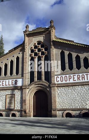Spagna - Catalogna - Priorat (distretto) - Tarragona. Cornudella de Montsant; bodega / celler cooperatiu (arquitecto César Martinell) (D.O. Montsant). Foto Stock