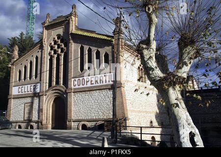 Spagna - Catalogna - Priorat (distretto) - Tarragona. Cornudella de Montsant; bodega / celler cooperatiu (arquitecto César Martinell). Foto Stock