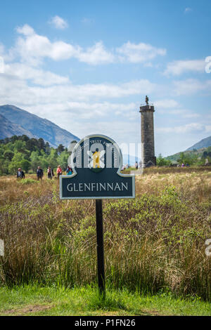 Monumento Glenfinnan segno. In omaggio alla clansmen giacobita che hanno combattuto e sono morti per la causa del Principe Charles Edward Stuart. Foto Stock