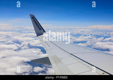 Ala porta di Ryanair Boeing 737-800 sopra le nuvole. Maggio 2018 Foto Stock