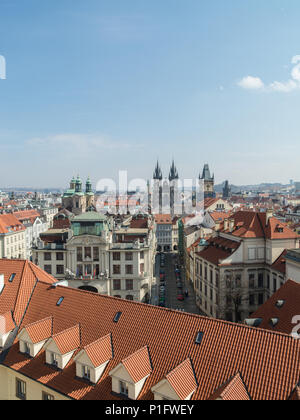 Una magnifica vista sulla città di Praga tetti della città dalla cima della torre Klementinum nella città vecchia di Praga, Repubblica Ceca Foto Stock