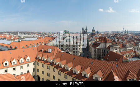 Una magnifica vista sulla città di Praga tetti della città dalla cima della torre Klementinum nella città vecchia di Praga, Repubblica Ceca Foto Stock