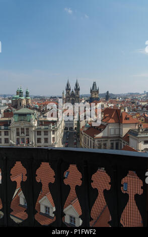 Una magnifica vista sulla città di Praga tetti della città dalla cima della torre Klementinum nella città vecchia di Praga, Repubblica Ceca Foto Stock