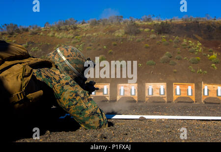 Un U.S. Marine assegnato a Charlie Company, 1° Battaglione 3° Reggimento Marine, si impegna con il suo bersaglio durante la Battaglia di aziende vista Zero (BZO), parte della Lava Viper 17.1, in gamma 8C a bordo del Pohakuloa Area Formazione, sulla Big Island delle Hawaii, Ottobre 17, 2016. Viper di lava è un annuale bracci combinato esercizio di formazione che integra elementi a terra come fanteria e logistica, con fuoco indiretto da unità di artiglieria nonché il supporto aereo dall'elemento di aviazione. (U.S. Marine Corps foto di Cpl. Ricky S. Gomez) Foto Stock
