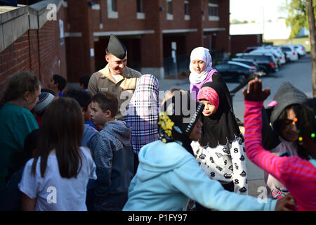 161024-N-VP310-083 Windsor, Ontario (ott. 24, 2016) Petty Officer di terza classe Joey Dickerson, un marinaio assegnato al programma Littoral Combat Ship USS Detroit (LCS 7), le risposte alle domande poste da gli studenti della scuola elementare al generale Brock scuola pubblica in Windsor, Ontario. Velisti assegnati a Detroit ha visitato classi della scuola elementare, rispondendo alle domande circa la vita marina e le funzionalità del recente commissionato USS Detroit. Detroit è stato commissionato il 22 ottobre 2016. (U.S. Navy foto di Sottufficiali di prima classe Richard Hoffner/rilasciato) Foto Stock