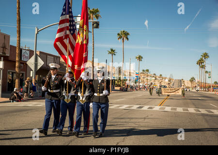 Il Marine Corps Air il combattimento a terra Centro protezione di colore conduce la Pioneer Days Parade di ventinove Palms, California, il 22 ottobre, 2016. La parata si tiene ogni anno per celebrare la cultura e la storia della comunità. (Gazzetta Marine Corps foto di Cpl. Levi Schultz/rilasciato) Foto Stock