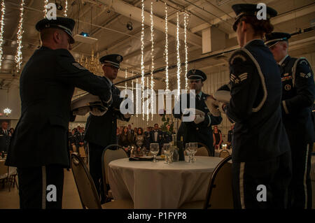 179Th Airlift Wing Base Guardia d'onore team esegue una speciale POW/mia tabella omaggio come membri della 179th Airlift Wing e duecentesimo rosso squadrone di cavalli si radunano in Mansfield, Ohio, in onore di questo decennio i candidati per Airman dell'anno, il 22 ottobre, 2016. Ogni anno gli avieri in sospeso vengono scelti per rappresentare la migliore delle categorie separate da classificare come società funzionario di grado (CGO), Senior Noncommissioned Officer (SNCO), Sottufficiale (NCO) e Airman dell'anno. Un riconoscimento speciale è dato in onore di un elemento di protezione dell'anno e primo sergente dell'anno nonché l'ambita Minuteman Awar Foto Stock